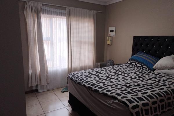 2 Bedroom apartment to let in a secure complex in Gholfsig. 2 Bedrooms both fitted with ...