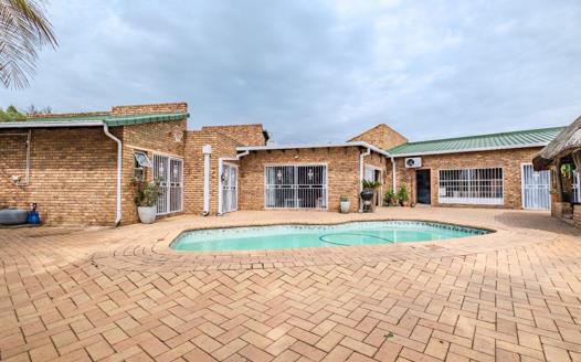 3 Bedroom House for sale in Sunward Park