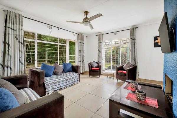 Lovely home that needs a little TlC situated in a suburb close to Rhema Church, and Randpark High School. There are 3 good sized ...