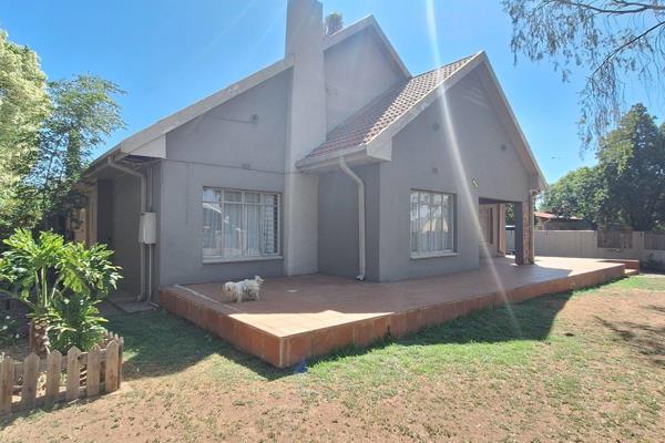 Spacious Family Home with Elegant Features and Prime Location near Parys Shopping Center!

Welcome to this inviting family home ...