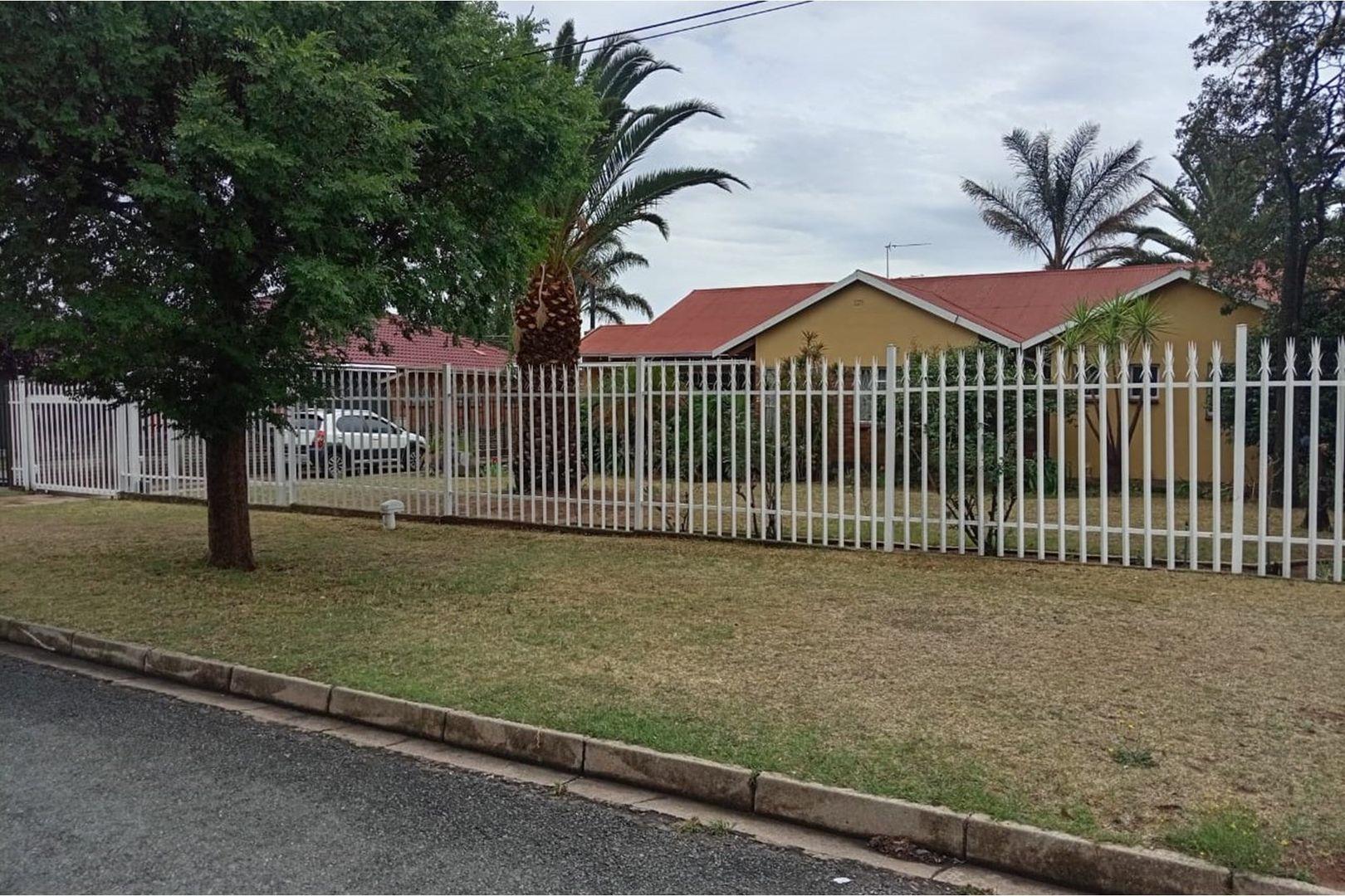 3 Bedroom House for sale in Witpoortjie - P24-115199228