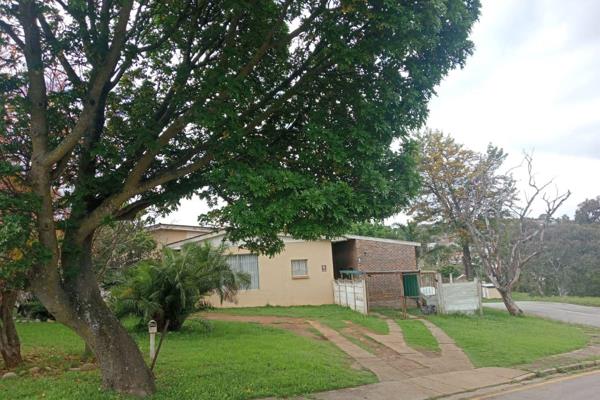 Located within a short stroll to Strelitzia High School and Daniel Pienaar Technical ...