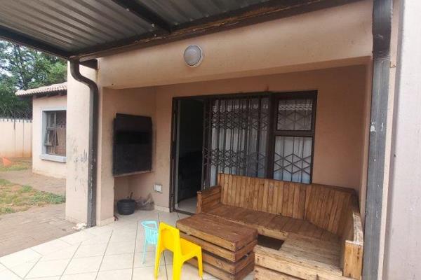 This 3 bedroom, 2 bathroom, and double garage house is located in a Security Complex.

Pre-paid electricity and water.  

Near ...