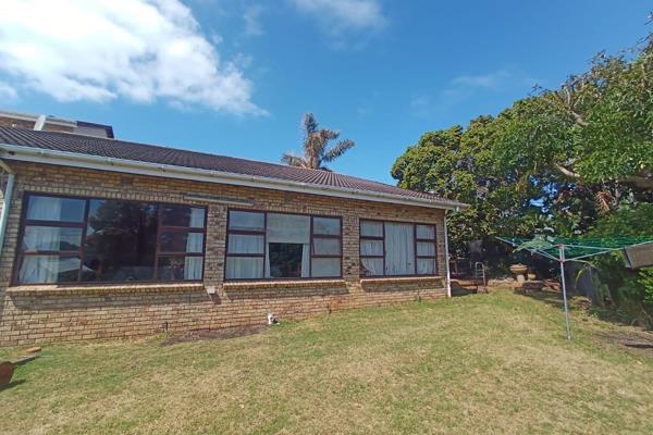 ***Exclusive Sole Mandate ***

Located in the highly sought-after suburb of Linkside, Mossel Bay, this beautifully designed family home ...