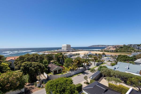 SOLE MANDATE

Welcome to Hopwood Street, a luxurious coastal haven in Plettenberg Bay. This 687 m2 architectural gem, on a 713 m2 ...