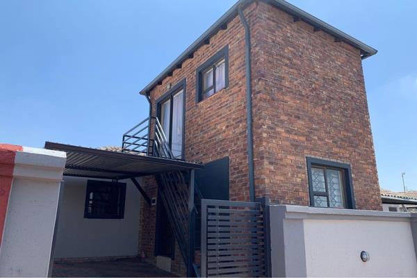 Welcome to your next charming home nestled in the heart of Clayville, Gauteng, South Africa. This delightful 2-bedroom house, offers an ...