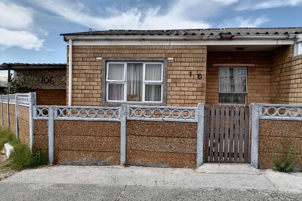 Welcome to this 3 bedroom corner home located in Beacon Valley.
This home consists of 3 spacious bedroom, no built in cupboards ...