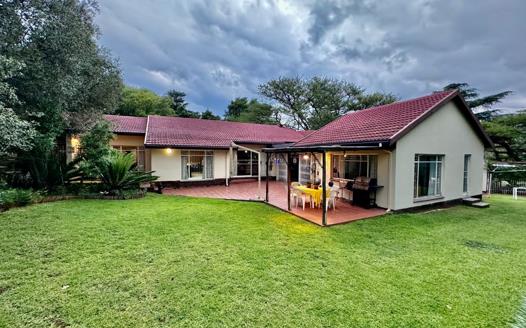 6 Bedroom House for sale in Huttenheights