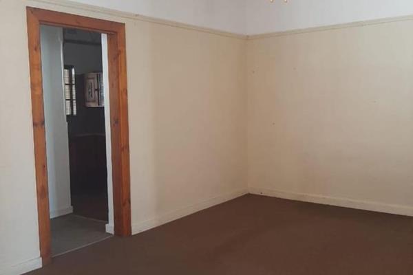 A neat, very secure, and spacious one-bedroom starter flat for sale in a well-maintained block of flats in Quigney.

Located on the ...