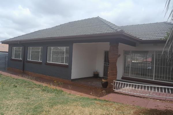 This 3 bedroom family home is situated in Lindhaven,  which is fully secured and fully walled with a lockup gate.  

 It offers you a ...