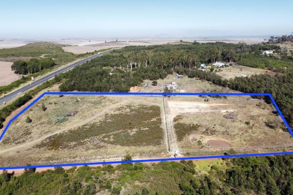 This 2.55-hectare property, located on the highly trafficked N2 highway between Swellendam and Heidelberg, offers incredible potential ...