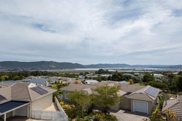 Welcome to your dream retirement home in the sought-after Amble Ridge Retirement Village, Knysna. 
This spacious 3-bedroom, 2-bathroom ...