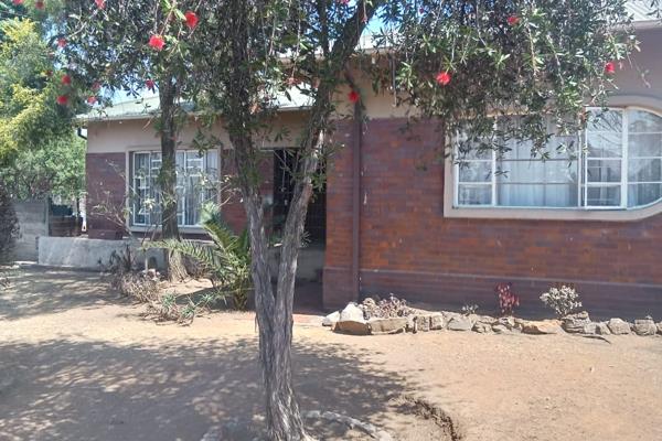 This property situated on a corner stand of 992m2 in a prime street, Elsburg Germiston offers you 3 bedrooms, full bathroom, entrance ...