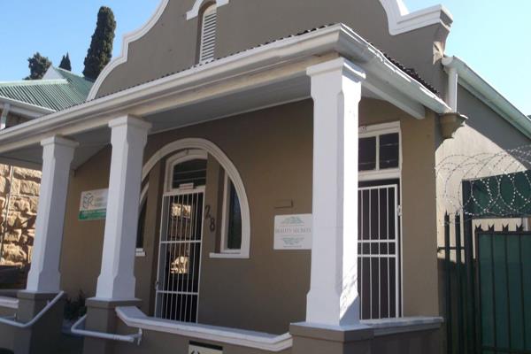 A typical Karoo Townhouse within walking distance to the CBD!! The covered front stoep, the shutters and sash windows allows you to ...