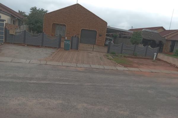 3 Bedroom House For Sale In Randlespark Klerksdorp

Consists Of:
3 Bedrooms With Build-In-Cupboards
1 Bathroom With Shower ...