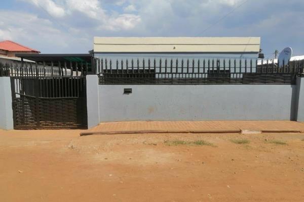 It contains;
Two (2) bedrooms 
Kitchen 
Dining
And has 2 outside rooms 
The property is near taxis, high school and primary school
