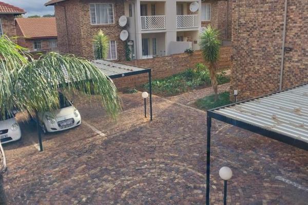 Neat as a pin two bedroom apartment to rent in Highveld.
Open plan dining room, Lounge and open plan kitchen with a linen cupboard.
Two ...