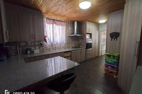 This spacious 4-bedroom house offers 2 bathrooms a study room, beautiful, renovated kitchen with a lounge and dining area . Outside you ...