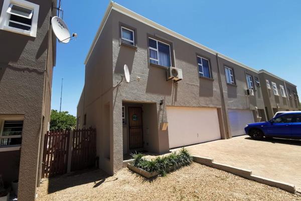 This modern 3-bedroom duplex is located in popular Somerset Ridge. The property features an open-plan living area that connects ...