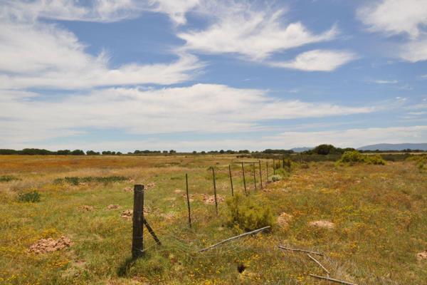 This is your chance to own a mixed use farm just 25 km’s from Velddrif, on the stunning West Coast. Whether you&#39;re dreaming of a ...