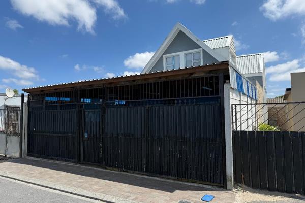 ****Exclusive Mandate**** 
  
This charming 3 bedroom property is situated in the sought-after area of Kleinvlei, within convenient ...