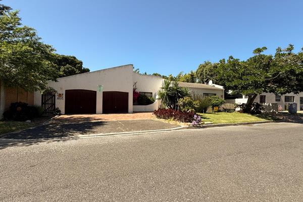 Mature Flamingo family home with three beds (carpeted), full family bathroom, m.e.s. ...