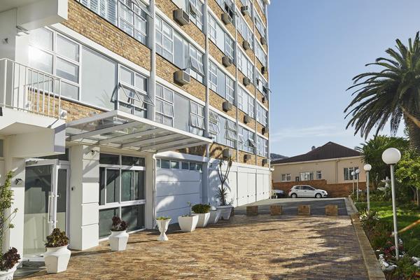 This 33 square metre studio apartment is located in Montclaire, a quiet, secure building ...