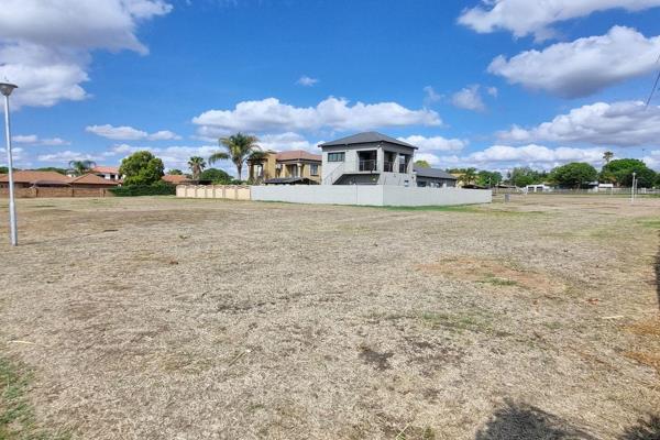 Welcome to Safari Park Brits, where the possibilities are endless! This vacant stand offers you a blank canvas to create your dream ...