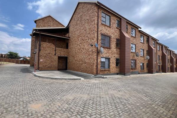 1 Bedroom ground floor unit ideal for single professional or couple
Open plan lounge ...