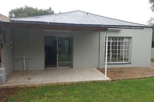 Rent R6500,    DEP   R6500   Admin Fee R1250

Upmarket unit with a touch of country.  
2 x Spacious Bedrooms.     Main bedroom has a ...