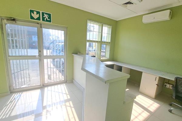 The unit consists of 5 offices and a reception area.
The unit is fully airconditioned, with 2 toilets and a kitchen.
There is a large ...