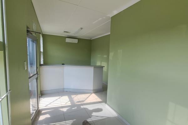 The unit consists of 5 offices and a reception area.
The unit is fully airconditioned, with 2 toilets and a kitchen.
There is a large ...