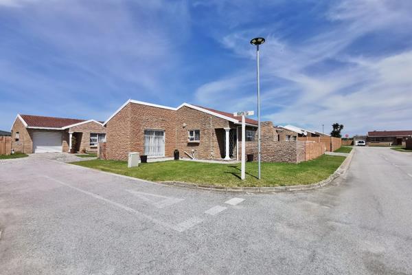 Welcome to Chade Manor in Parsonsvlei, where this charming freehold townhouse awaits. ...