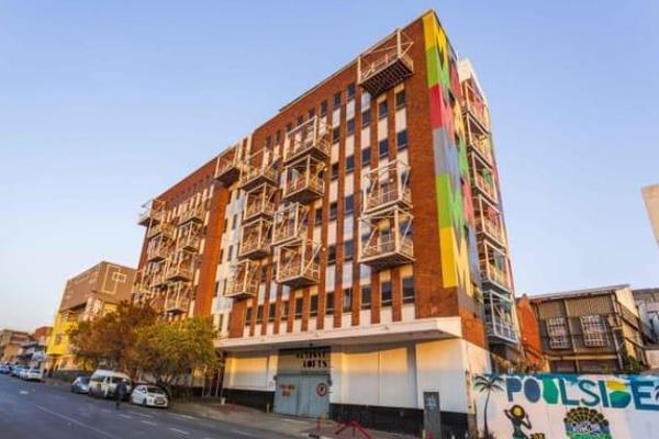 Discover urban living at its finest in this chic loft apartment located in the heart of Maboneng, Johannesburg. This modern unit ...