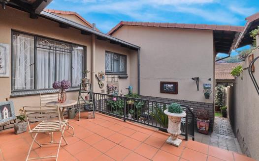 2 Bedroom Townhouse for sale in Roodekrans