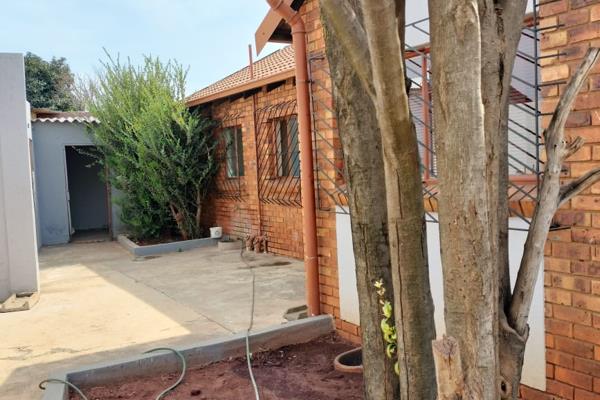 Lovely and beautiful  well maintained family home for sale in Vosloorus Ext. 9, with ...