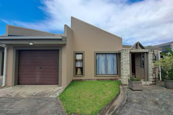 This single-level townhouse in the heart of Abbotsford offers convenience and comfort. Designed with an open-plan layout, the lounge ...