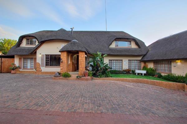 Urgent sale!!!!! Very enormours property and a very lucrative guesthouse for sale in the most sought after suburb of Kempton park
R ...