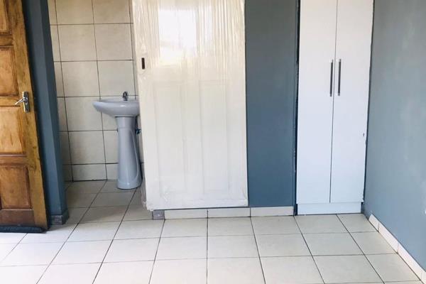 Beautiful bachelor unit in the New Toekomsrus development ext 2, equipped with your own shower, toilet and basin.
services included ...