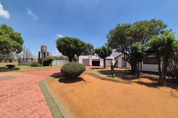 This well-maintained smallholding in Van der Merweskroon is an ideal investment opportunity. The property features two houses, each ...