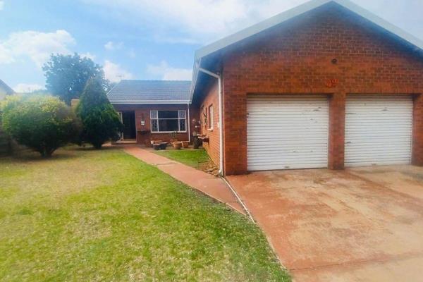 This inviting freestanding home is nestled in the heart of Bergsig, Heidelberg, offering an ideal blend of comfort and practicality for ...