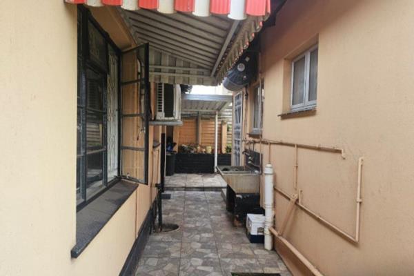 !!!Lovely 1 Bedroom Granny Flat, Offers Open Plan Kitchen and Lounge, and Bathroom, Also Prepaid Meters available for Lights and Water ...