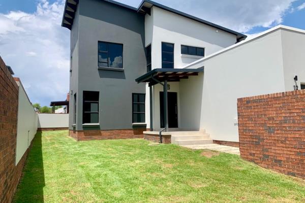 This brand new full title home is situated in a secure estate with 24 hour guarded access control in the heart of Fourways. Its a 5 ...