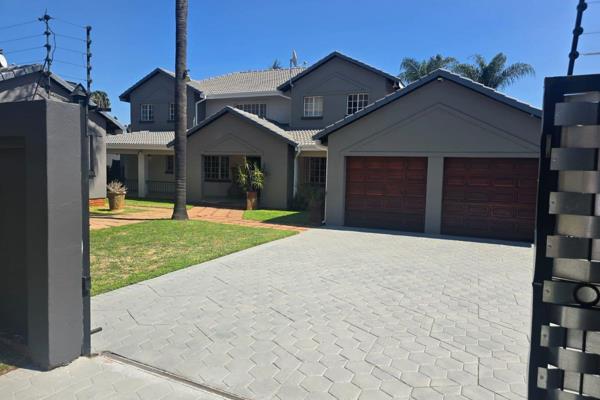 5 bedrooms
3 bathrooms
3 living areas
very big and beautiful kitchen
study
big patio
lapa with built in braai
swimming ...