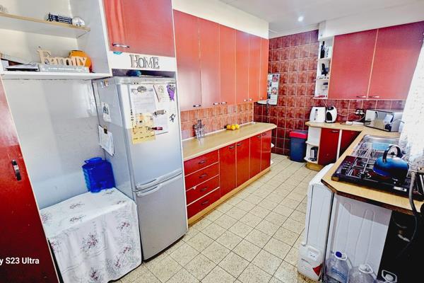 This Lovely Family house with Flatlet conist of 3 Parquet Bedrooms with Built-In Cupboards, 1 Full Bathroom with shower, bath and ...