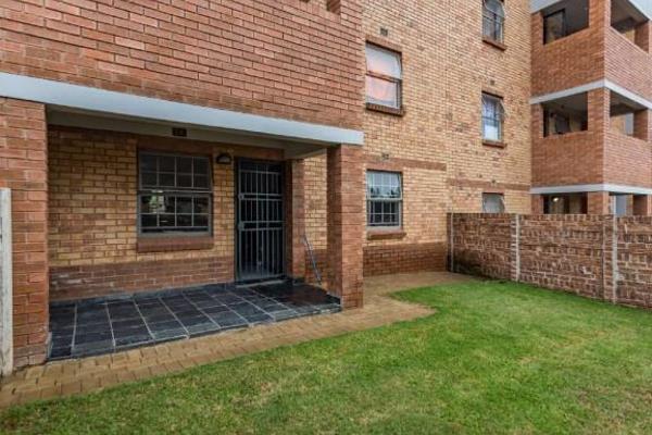 This very neat ground floor property is situated in the heart of Heuweloord, with easy ...