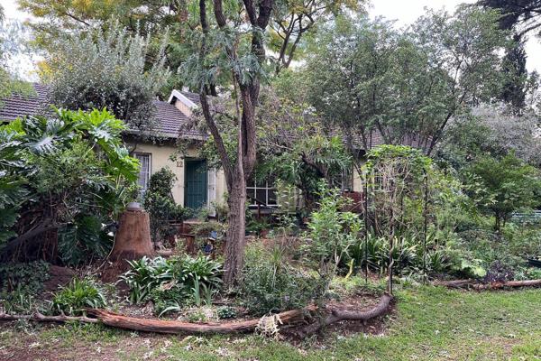 Tucked away in the wonderful suburb of Buurendal lies this lovely family home.
The home ...