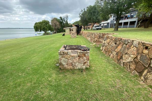 Located in one of the beautiful estates that Bronkhorstbaai offers, this vacant stand is ideal for beginners or a developer, to put ...