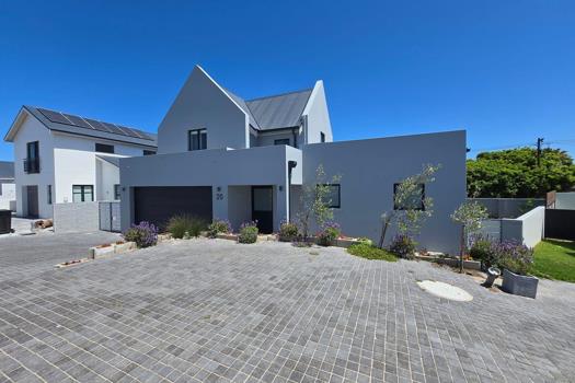 2 Bedroom House for sale in Yzerfontein