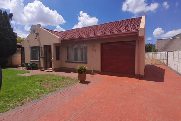 This family home features:
3 tiled bedrooms &amp; 2 bathrooms.
Open plan layout. Family  and big living room, Dining room,
Kitchen ...